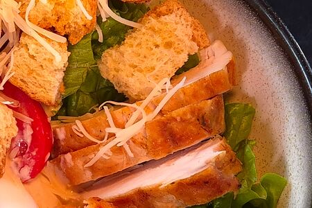 Салат Цезарь с курицей