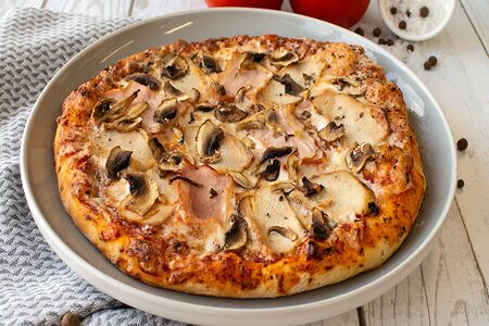 Пицца с ветчиной и грибами 