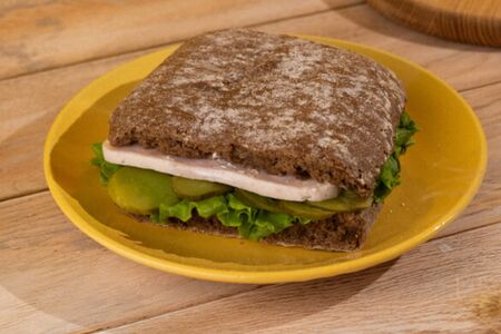 Сэндвич с индейкой на ржаной чиабатте