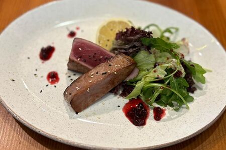 Стейк из тунца с микс-салатом