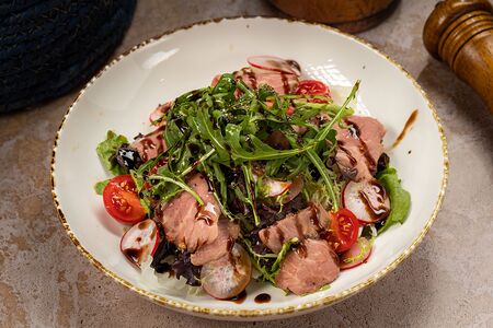 Салат с ростбифом и заправкой из ткемали