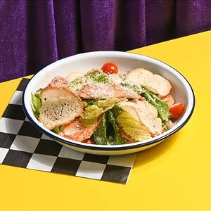 Салат Цезарь с курицей