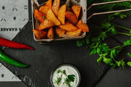 Картофель по-деревенски со специями и чесночным соусом