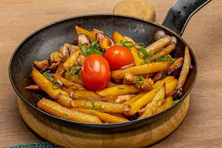 Жареный картофель со свининой