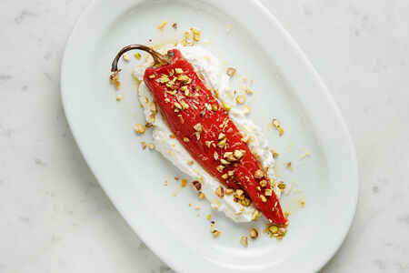 Запеченный на огне перец рамиро с рикоттой и соусом мухаммара