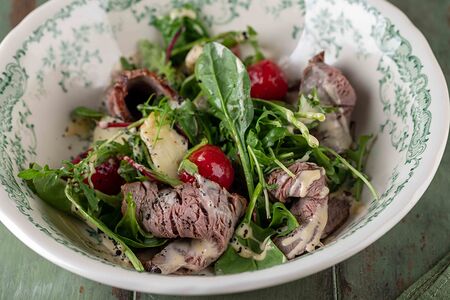 Салат с ростбифом, артишоками, черри и соусом руй