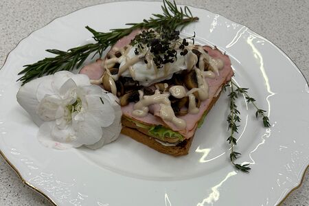 Тост с ветчиной и грибами, яйцом пашот и мягким сыром 