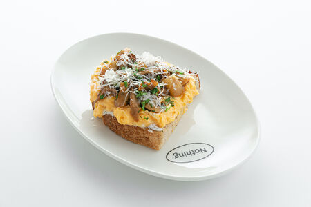 Грибной тост со скрэмблом и пармезаном