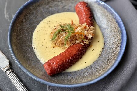 Баварская колбаска с муссом и капустой