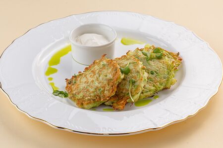 Оладьи из цукини с домашней сметаной 