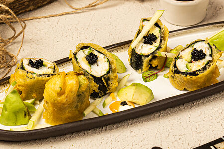 Тёплые роллы с дальневосточным крабом и спелым авокадо