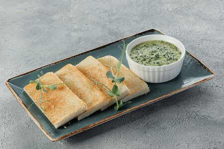 Тосты со сливочно-шпинатным соусом