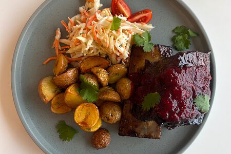 Шорт рибс под клюквенным соусом