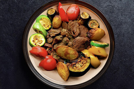 Садж на углях из баранины с овощами