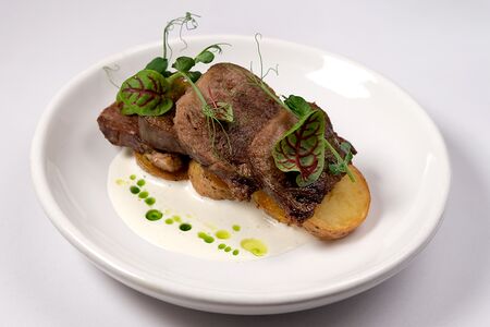 Говяжий язык с картофелем и сырным муссом