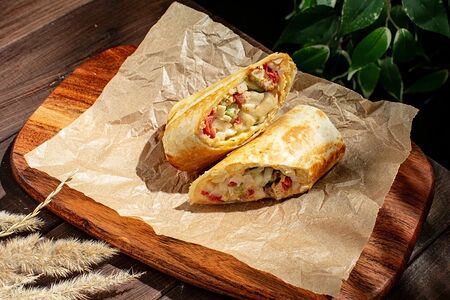 Хрустящий ролл с курицей и овощами