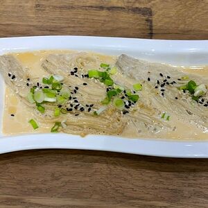 Грибы эноки в сливочном соусе 