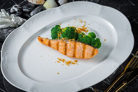 Лосось с брокколи 