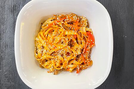 Удон со свининой в соусе тонкацу