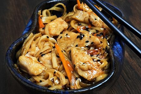 Удон с курицей терияки