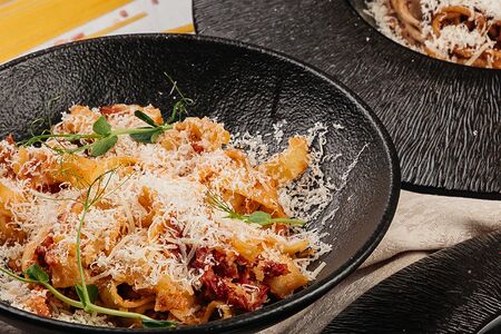 Паста с курицей и вялеными томатами