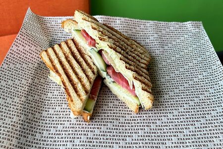 Сэндвич с тунцом и сливочным васаби