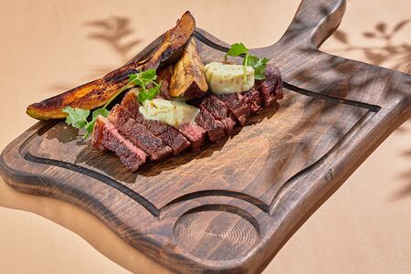 Стейк Пиканья с печеным баклажаном