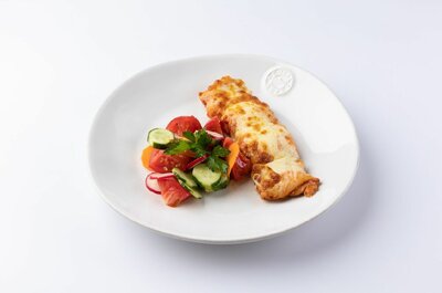 Куриный шашлычок с сыром и салатом
