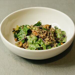 Салат с киноа, грибами шиитаки, зеленью и болгарским перцем