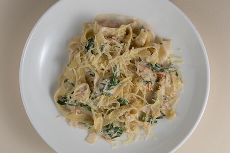 Паста с лососем и спайси-соусом