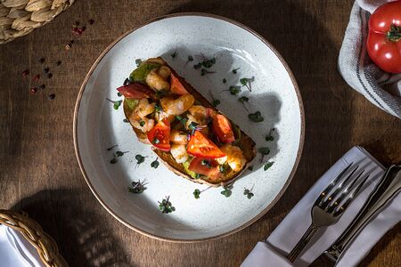 Брускетта с креветками и гуакамоле