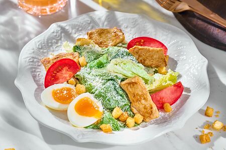 Салат Цезарь с курицей