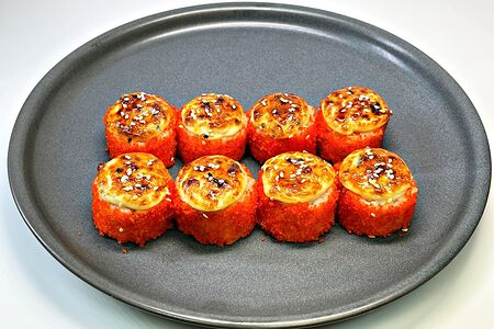 Запеченный ролл со снежным крабом и соусом дорблю 