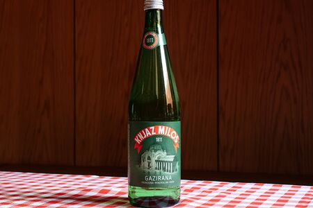 Минеральная вода Knjaz Milos сильногазированная 