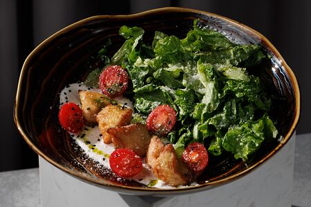 Салат с курицей поп-корн и сырной заправкой  