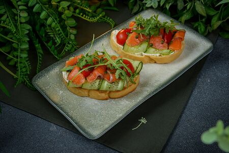 Брускетты с семгой