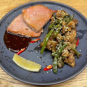 Стейк из тунца с овощным гарниром