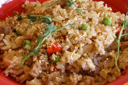 Жареный рис с курицей и омлетом