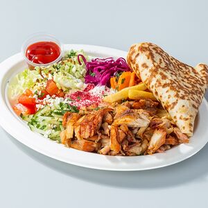 Стандартная шаверма на тарелке с курицей
