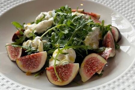 Салат с инжиром и страчателлой