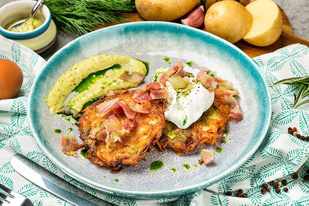 Драники с беконом, медово-горчичным соусом и яйцом пашот