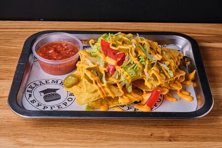 Фирменный начос с острым соусом и перцами халапеньо Яс