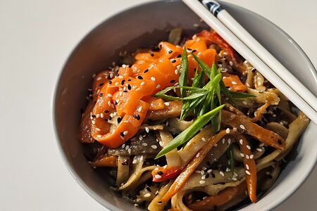 Wok сливочный с лососем