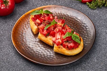 Брускетта с помидорами и базиликом