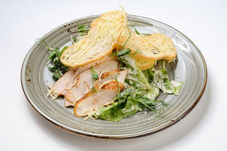 Салат Цезарь с курицей