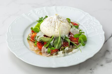 Буррата с томатами