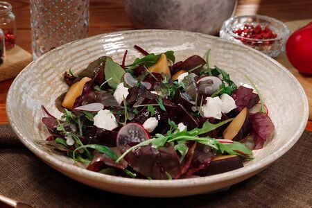 Салат с печеной свеклой и сезонным фруктом
