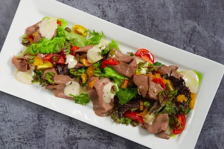 Салат с ростбифом