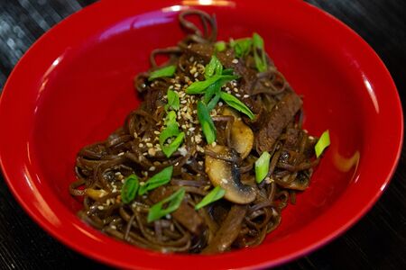 Соба с телятиной в соусе терияки