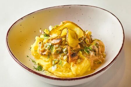 Говядина по-строгановски с картофельным пюре и соленым огурчиком 